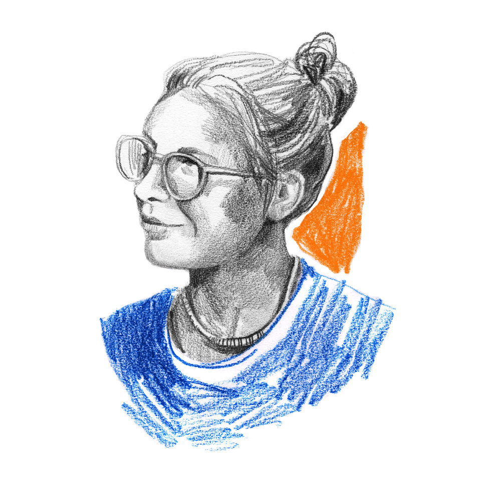 Bleistiftzeichnung einer lächelnden Person mit Brille und Haardutt, farbig akzentuiert mit blauem Oberteil und orangefarbenem Hintergrundelement.