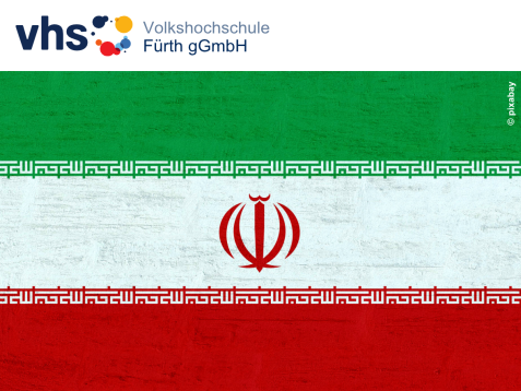 Die Flagge des Iran mit grünem, weißem und rotem Streifen sowie dem roten Staatsemblem in der Mitte, darüber das Logo der Volkshochschule Fürth gGmbH.