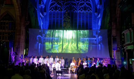 Das Sahadeva Ensemble beim Auftritt in einer Kirche.