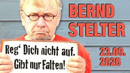 BERND STELTER mit Brille und rotem Pullover, der ein Schild mit der Aufschrift 'Ich nicht auf. nur Falten!' hält, daneben der Text 'BERND STELTER 23.09.2026'