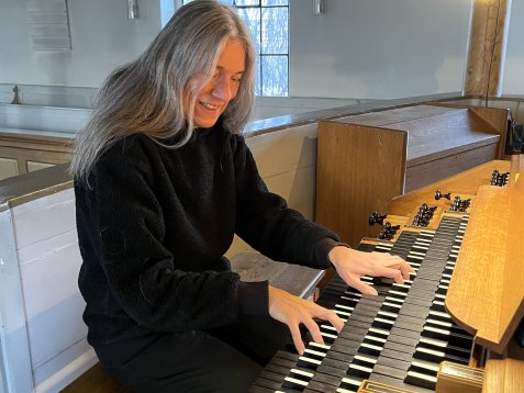 Sirka Schwartz-Uppendieck an der Späth-Orgel (Foto: Michael Herrschel)