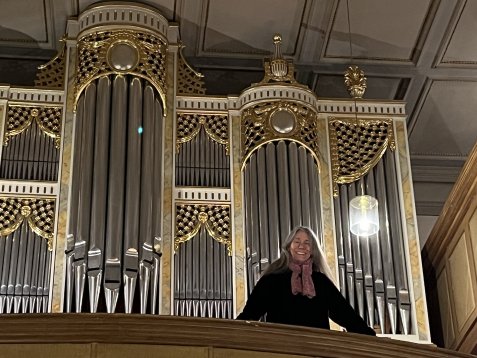 Sirka Schwartz-Uppendieck und ihre Späth-Orgel in Fürth (Foto: Michael Herrschel)