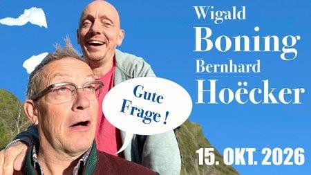 Wigald Boning und Bernhard Hoecker lachen vor blauem Hintergrund, einer trägt eine Sprechblase mit dem Text 'Gute Frage!'