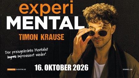 Porträt von Timon Krause mit Sonnenbrille, der sie mit der rechten Hand anhebt, daneben Text mit Veranstaltungshinweis und Namen