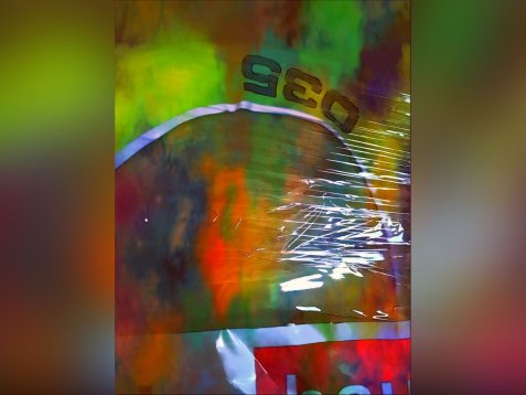Kunst am Bau: Nahaufnahme eines runden Objekts mit der Zahl '035' und einer reflektierenden, transparenten Folie darüber
