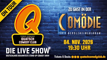 Leuchtendes gelb-rotes Logo mit großem Q und Schriftzug 'Thomas Hermanns Quatsch Comedy Club' vor blauer Backsteinwand