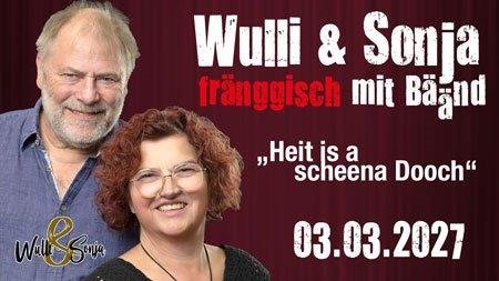 Wulli Wullschläger mit grauem Bart und Sonja Tonn mit kurzen lockigen Haaren und Brille vor einem dunkelroten Hintergrund mit weißer und roter Schrift