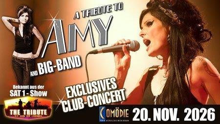 Sängerin mit hochgestecktem Haar und schwarzem ärmellosem Oberteil singt in ein Mikrofon vor einem orangefarbenen Hintergrund mit Texten zu einem Amy-Winehouse-Tributkonzert am 20. November 2026 in der Komödie