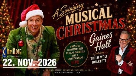 Mann mit Weihnachtsmannmütze und grünem Samtanzug vor rotem Hintergrund mit Text zu einem Musical-Weihnachtskonzert am 22. November 2026