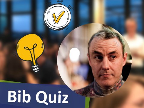Grafik mit Porträt eines Mannes sowie Symbolen für Glühbirne und Stoppuhr mit Häkchen zur Ankündigung „Bib Quiz“.