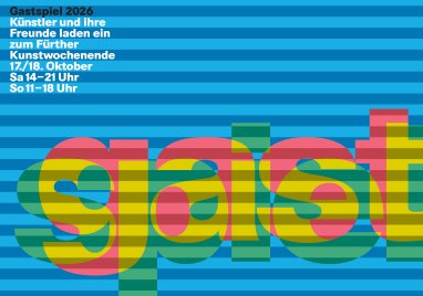 Bunte Schrift "gast" und "spiel" übereinandergelegt vor blau gestreiftem Hintergrund mit weißem Text oben links mit Daten zum Gastspiel 2026.