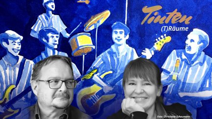 Porträtfotos einer Frau und eines Mannes vor einer blauen Illustration einer Bandszene mit Musikinstrumenten, darüber der Schriftzug „Tinten (T)Räume“.