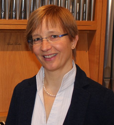 Portraitbild Christiane Michel-Ostertun vor einer Orgel