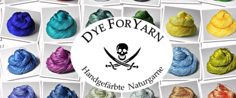 Mehrere bunte Wollknäuel in einem Raster angeordnet mit einem ovalen Etikett in der Mitte, das einen Totenkopf mit gekreuzten Schwertern und den Text 'DYE FOR YARN Handgefärbte Naturgarne' zeigt