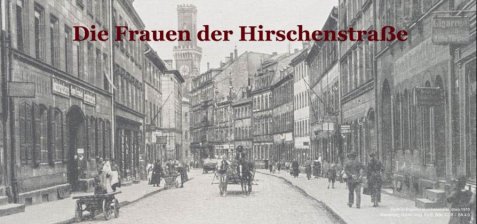 Historische Schwarz-Weiß-Aufnahme der Hirschenstraße mit Pferdefuhrwerken und Passanten, überschrieben mit dem Titel „Die Frauen der Hirschenstraße“.