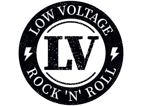 Schwarz-weißer runder Stempel mit dem Text 'LOW VOLTAGE' und den großen Buchstaben 'IV' in der Mitte, flankiert von zwei Blitzsymbolen