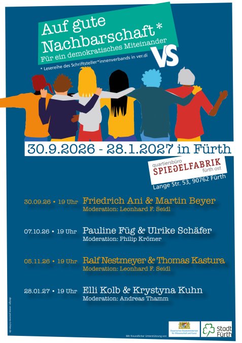 Blaues Plakat mit dem Titel Auf gute Nachbarschaft – Für ein demokratisches Miteinander auf einem grünen, schräg angeordneten Banner, darunter der Hinweis 'Lesereihe des Schriftsteller*innenverbands in ver.di' sowie der Schriftzug 'VS'. Darunter ist eine bunte Illustration von sechs Personen mit unterschiedlichen Hautfarben und Frisuren zu sehen, die von hinten dargestellt sind, sich an den Schultern umfassen und nebeneinanderstehen – als Symbol für Zusammenhalt. Darunter steht der Zeitraum '30.9.2026 – 28.1.2027 in Fürth' sowie das Logo des Quartiersbüros Spiegelfabrik, Fürth Ost, mit der Adresse Lange Str. 53, 90762 Fürth.