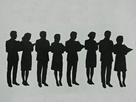 Schwarz-weiße Silhouetten einer Gruppe von acht singenden Personen, die Notenblätter halten
