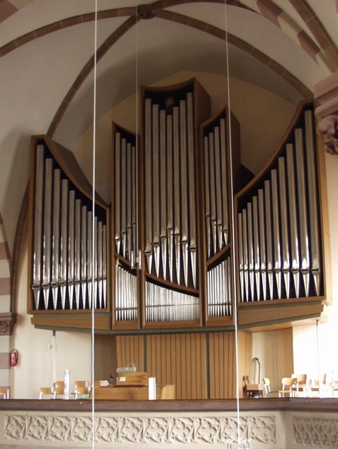 Die Hauptorgel von St. Paul mit silbernen Pfeifen in unterschiedlicher Höhe steht auf der Empore mit gewölbter Decke.