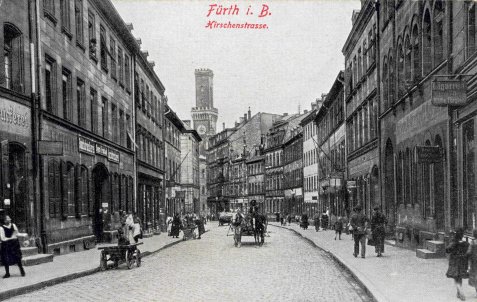 Straßenszene mit historischen Gebäuden, Menschen und Pferdekutsche in Hirschenstraße mit Rathausturm im Hintergrund