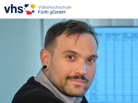 Porträt von Peter Schadt, oben das Logo der Volkshochschule Fürth gGmbH.
