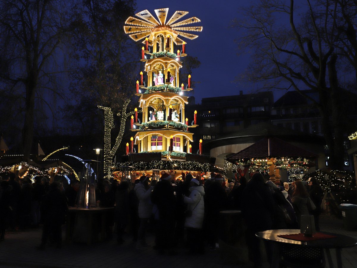 Die beleuchtete Pyramdie in der Adenauer-Anlage